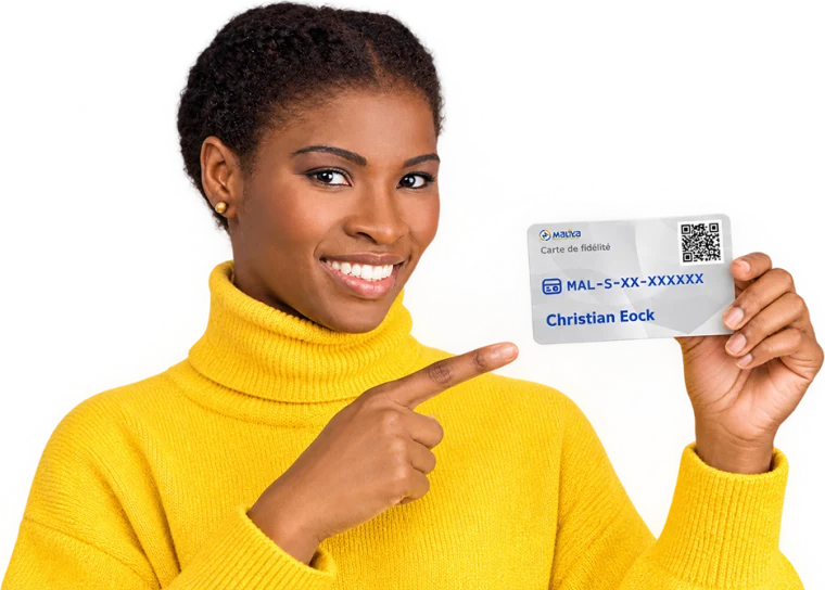 Une jeune femme tenant une carte de fidélité Maliya